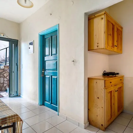 Apartment Lefkothea 3 *